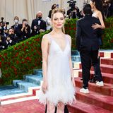 Im zarten 20s-Look von Louis Vuitton könnte Emma Stone gut einen Charleston aufs Parkett oder eher den Red Carpet legen. Und nicht nur das, dieser Look ist nämlich das Party-Outfit ihrer eigenen Hochzeit gewesen.