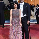 Fedrig und farbenfroh wird's bei Lily Allen mit Chanel, David Harbour macht mit Frack und Zylinder eine kleine Zeitreise, passend zum "Gilden Glamour"-Thema eben.
