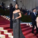 Lily Aldridge glitzert in einer schulterfreien Strassrobe von Khaite. Aber selbst die kann vom großmütterlichen Kopftuch kaum ablenken.