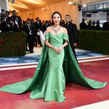 Michelle Yeoh ist eine der wenigen, die in diesem Jahr Grün trägt. Und das richtig glamourös in einem Cape-Satin-Look von Prabal Gurung.