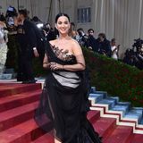 Katy Perry, die normalerweise für ihre extravaganten Met-Gala-Looks bekannt ist, zeigt sich in diesem Jahr fast zruückhaltend. Sie trägt asymmetrischen Tüll-Style von Oscar de la Renta.