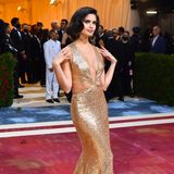 Ähnlich wie Kim Kardashian glitzert auch Topmodel Sara Sampaio in einem Look, der an Marilyn Monroe erinnert. Der ist allerdings von Michael Kors. Dazu trägt sie große Creolen von Messika.