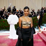Simone Ashley begeistert in einem sexy Glamour-Look von Moschino.
