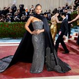 Empire State of Fashion: Alica Keys glitzert im silbernen Bustier-Look und einem beeindruckenden, mit New Yorks Skyline bestickten Cape von Ralph Lauren.