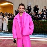 Ein wenig am Thema vorbeigeglitten ist Marvel-Star Sebastian Stan, in seinem knallig-pinkfarbenen Ensemle ist er trotzdem ein echter Hingucker.