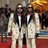 Nein, Sie sehen nicht doppelt, Jared Leto (r.) und Gucci-Designer Alessandro Michele zeigen sich im kompletten Zwillingslook bei der Met Gala.