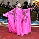 Pink Muse: Glenn Close leuchtet in einem knallig-glamouröusen Look von Valentino-Designer Pierpaolo Piccioli, der sie über den Red Carpet begleitet.