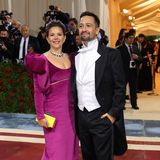 Star-Komponist und Schauspieler Lin-Manuel Miranda, einer der vier diesjährigen Co-Hosts, und seine Frau Vanessa Nadal zeigen mit ihren eleganten Looks eine perfekte Interpretation des "Gilded Glamour"-Mottos.