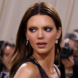 Nanu? Wo sind denn die Augenbrauen von Topmodel Kendall Jenner geblieben? Die 26-Jährige setzt bei der diesjährigen Met Gala auf gebleichte Augenbrauen. Zusammen mit Kristallohrringen und einem Make-up mit verschiedensten Brauntönen ist dieses Statement auf jeden Fall ein Hingucker!