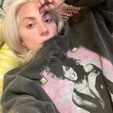 Lady Gaga mag es gemütlich: Zum Release ihrer neuen Single postet sie sich ungeschminkt und im Sofa-Look auf Instagram. Mit dem Titel "Hold my Hand" singt sie nicht nur die Filmmusik für "Top Gun: Maverick", sondern ruft dazu auf, in schweren Zeiten symbolisch ihre Hand zu halten und macht ihren Fans eine Liebeserklärung. 