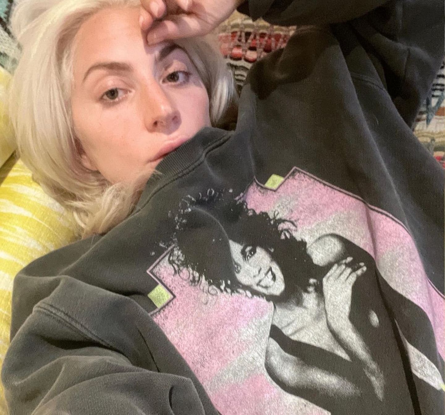 Lady Gaga mag es gemütlich: Zum Release ihrer neuen Single postet sie sich ungeschminkt und im Sofa-Look auf Instagram. Mit dem Titel "Hold my Hand" singt sie nicht nur die Filmmusik für "Top Gun: Maverick", sondern ruft dazu auf, in schweren Zeiten symbolisch ihre Hand zu halten und macht ihren Fans eine Liebeserklärung. 