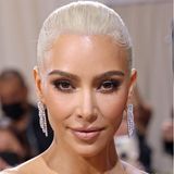 Für die Met Gala 2022 gibt es bei Kim Kardashian gleich eine neue Haarfarbe: Sie ist wieder platinblond. Der Rest des Make-ups ist dezent gehalten, sodass die Haare klar im Fokus stehen. 