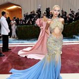 Engelsgleich: Iris Law bezaubert im hellblau-goldenen Feder-Dress von Moschino.