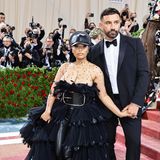 Im ungewöhnlichen Volant-Leder-Look zeigt sich Nicky Minaj mit Burberry-Designer Riccardo Tisci an ihrer Seite.