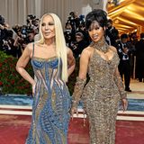 Versace-Glamour mal zwei: Cardi B wird von Star-Designer Donatella begleitet.