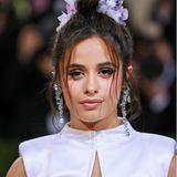 Camila Cabello setzt den Blumenlook bei ihrem Make-up fort. Statement-Blush und zarte Rosétöne gehen eine traumhafte Symbiose mit den Blumen in Camilas Haar ein. 
