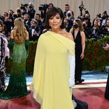 Kardashian-Familienoberhaupt Kris Jenner hüllt sich in einen hellgelben One-Shoulder-Look von Oscar de la Renta.