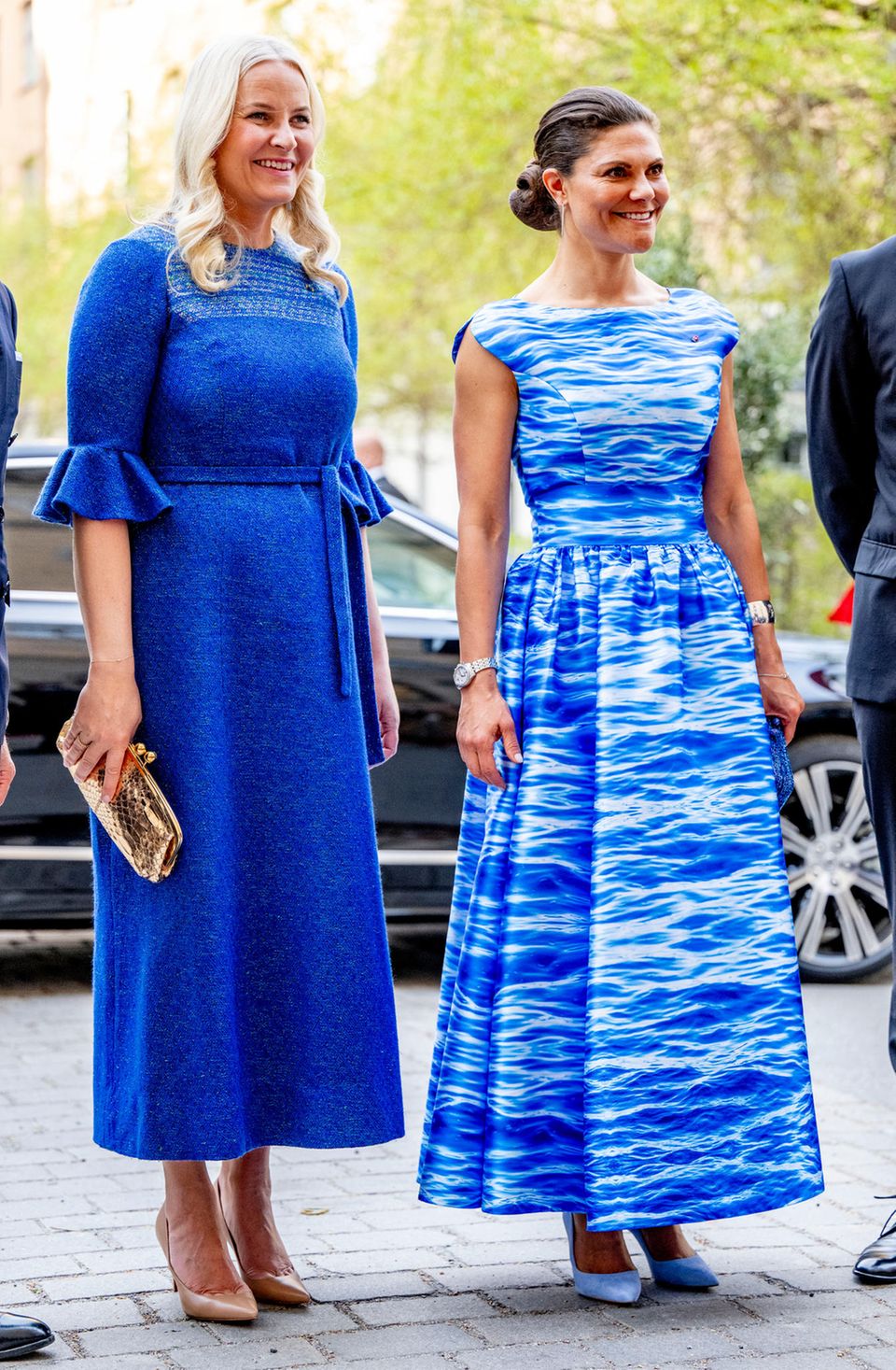 Prinzessin Mette-Marit und Prinzessin Victoria sind sich bei ihren Outfits einig. 