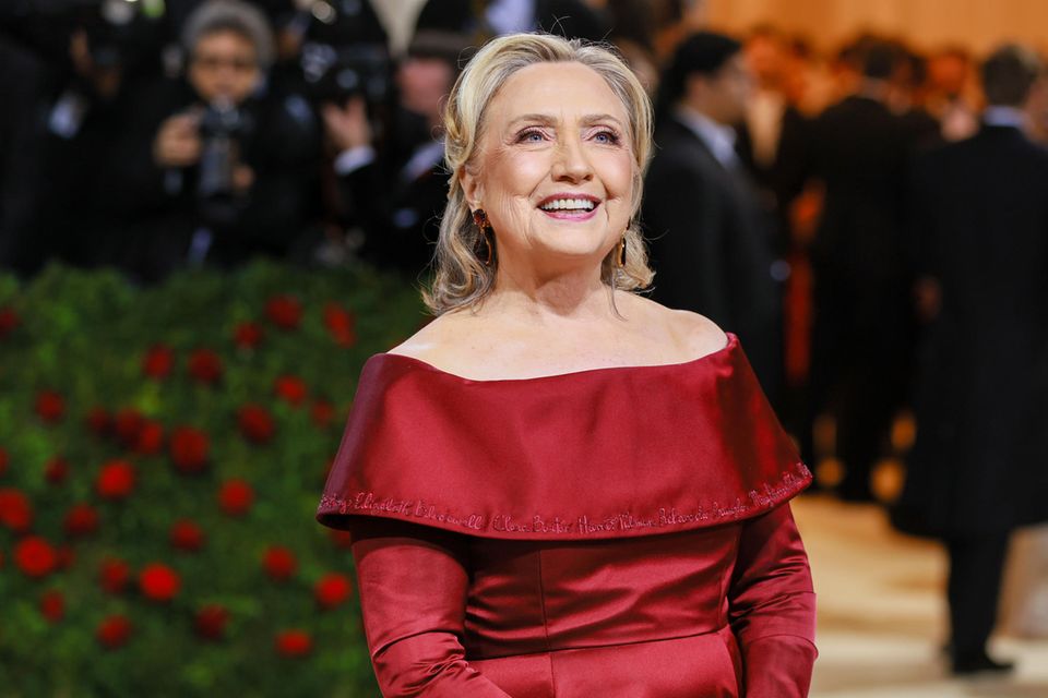 Hillary Clintons Kleid zieren 60 Frauennamen. 