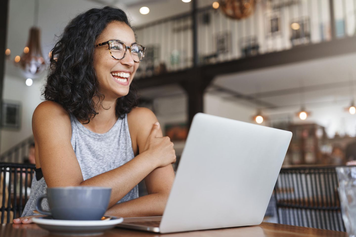 Glückliche Frau am Laptop: Diese 6 Dinge würden erfolgreiche Menschen nicht tun