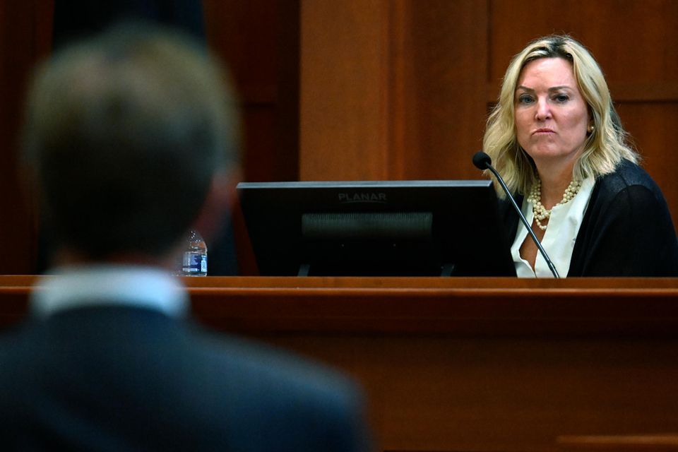 Dr. Dawn Hughes während ihrer Aussage im Gericht in Fairfax, Virginia am 3. Mai 2022.