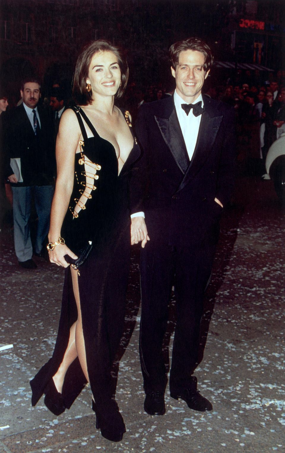 Elizabeth Hurley 1994 im schwarzen Stecknadel-Kleid von Versace. 