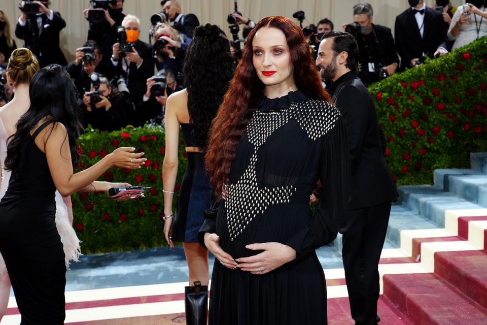 Renaissance-Hair: Sophie Turner in Louis Vuitton. Sophie Turner in Louis Vuitton.