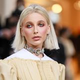 Emma Chamberlain gehört als Red Carpet-Reporterin zu den Stars des Abends. Für die Met Gala hat sich die 20-Jährige extra die Haare blondiert und von T3 in einen glatten Bob legen lassen. Perfekt darauf abgestimmt setzt die Youtuberin auf goldenen Lidschatten, zartrosa Lippenstift und viel Blush. 