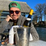 Happy Hour: David Beckham mit Weinflasche