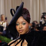Normani lässt mit den Farben Grün und Rosa den Frühling in ihrem Gesicht aufleben! Das dramatische grüne Augen-Make-up wird durch Wimperntusche in derselben Farbe ergänzt, während sie ihre Wangen mit dunkelrosa Blush in Szene setzt. 
