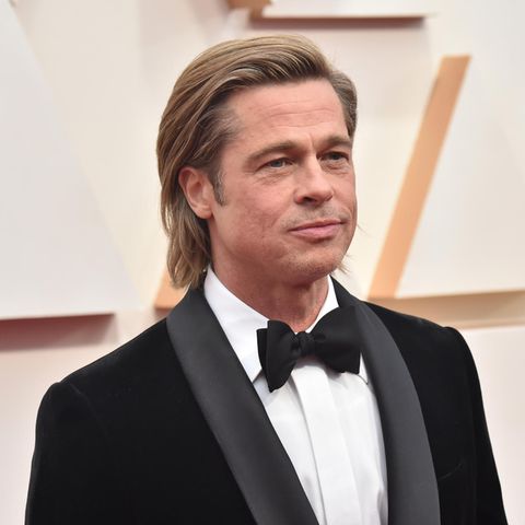 Brad Pitt posiert auf dem roten Teppich.