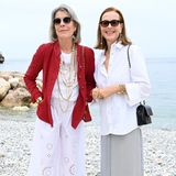 Caroline von Hannover schließt sich ihrer Tochter an und besucht ebenfalls die Chanel Cruise Show 2023. Mit Schauspielerin Carole Bouquet posiert sie für die Fotografen an der Strandpromenade. 