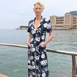 Tilda Swinton pflegt eine lange Beziehung mit dem Luxuslabel Chanel. Für die Cruise Show reist sie nach Monte-Carlo an und macht im bodenlangen Blumenkleid eine tolle Figur. 