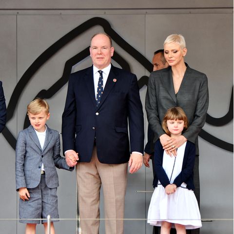  Fürst Albert und Fürstin Charlène mit ihren Zwillingen Prinz Jacques und Prinzessin Gabriella