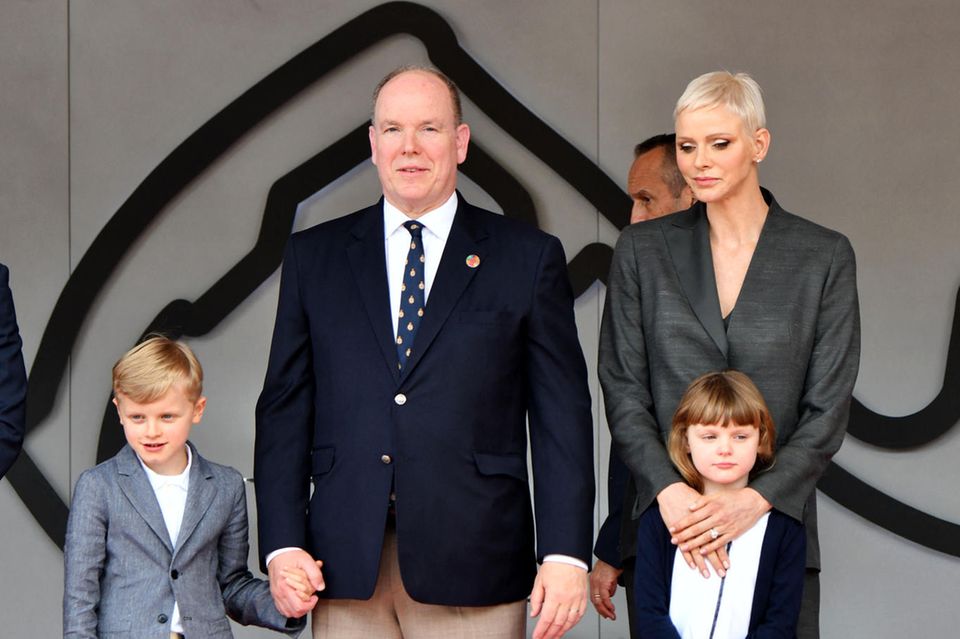  Fürst Albert und Fürstin Charlène mit ihren Zwillingen Prinz Jacques und Prinzessin Gabriella