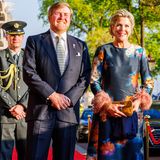 Zum Befreiungstag der Niederlande zeigt sich Königin Máxima gemeinsam mit ihrem Mann König Willem-Alexander in Amsterdam. Sie trägt ein Kleid mit bunten Blumen und Feder-Ärmeln von Maison Natan. Dazu kombiniert sie auffälligen Schmuck, neutrale Pumps und die passende Tasche.