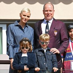 7. Mai 2022  Die monegassischie Fürstenfamilie zeigt sich wieder! Und das auch noch bei strahlendem Sonnenschein. Gemeinsam besuche die vier das Sainte-Dévote-Rugby-Turnier.