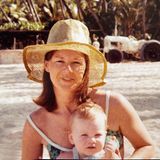 Eine süße Erinnerung an ihre Mutter Janelle und schöne Tage auf Hawaii teilt Nicole Kidman und gratuliert so nicht nur ihrer Mama, sondern allen Müttern weltweit zum Muttertag.