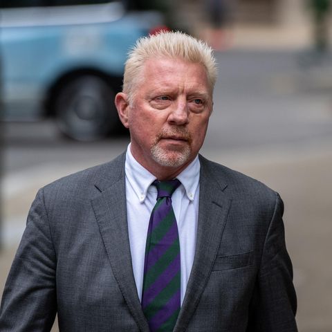 Boris Becker läuft auf einem Bürgersteig entlang.