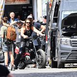 Stars am Set: Jason Momoa auf einem Motorrad