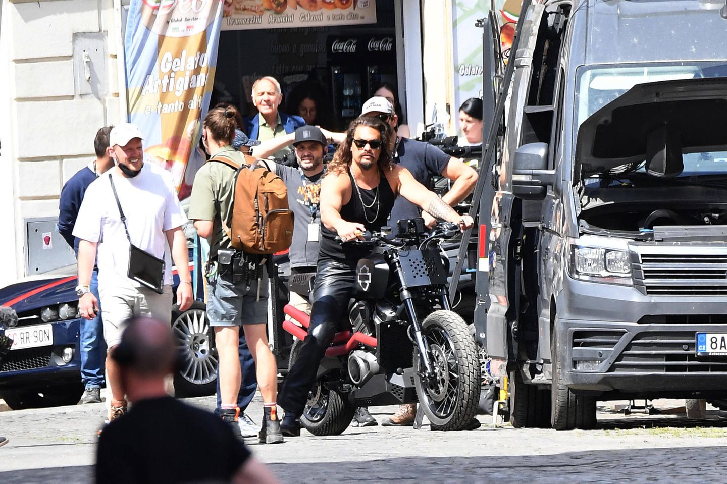 Stars am Set: Jason Momoa auf einem Motorrad