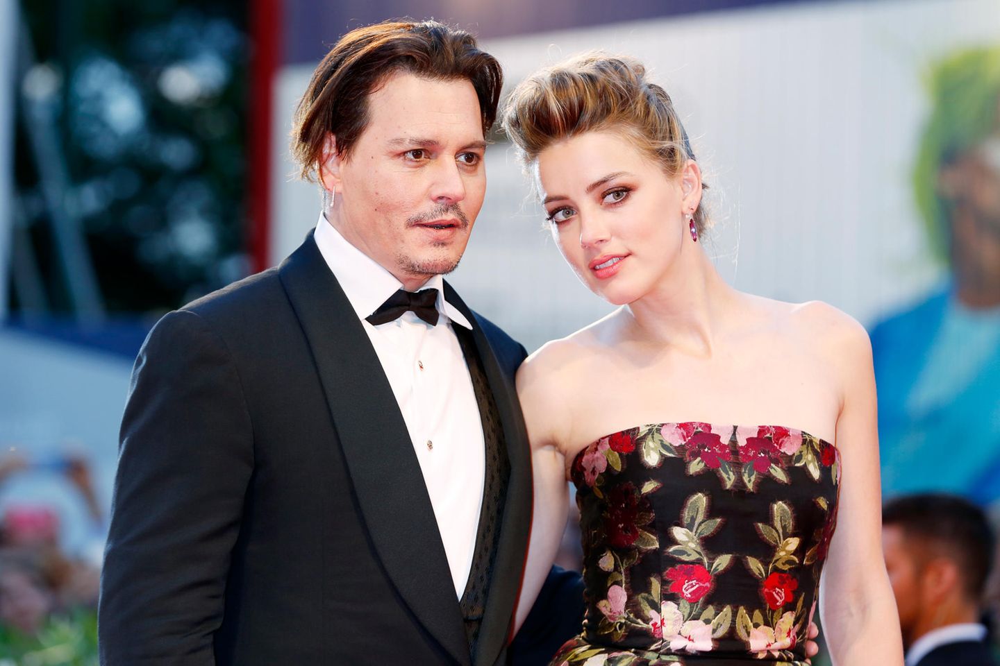 Johnny Depp und Amber Heard posieren für ein Foto.