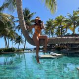 Mit diesen traumhaften Bildern aus Puerto Rico macht Schauspielerin Gina Rodriguez-LoCicero – bekannt aus der Serie "Jane The Virgin" – richtig Lust auf Sonne und Urlaub. In einem orangefarbenen Cut-Out-Badeanzug und mit einem Sonnenhut posiert sie auf einem Palmenstamm vor einer paradiesischen Kulisse wie ein echter Profi! 