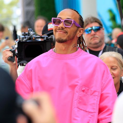 Lewis Hamilton: Mit seinem pinken Outfit zieht er in Miami alle Blicke auf sich