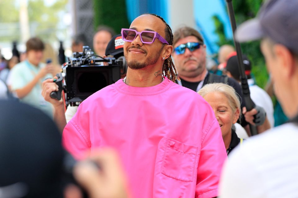 Lewis Hamilton: Mit seinem pinken Outfit zieht er in Miami alle Blicke auf sich