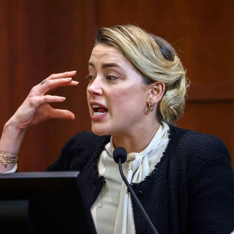 Amber Heard während ihrer Zeugenaussage am 5. Mai 2022 in einem Gerichtssaal in Fairfax, Virginia.