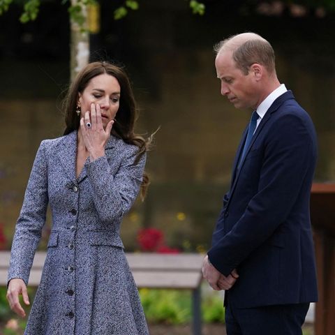 Herzogin Catherine und Prinz William sichtlich bewegt bei der Eröffnung der Gedenkstätte "Glade of Light" am 10. Mai 2022 in Manchester.