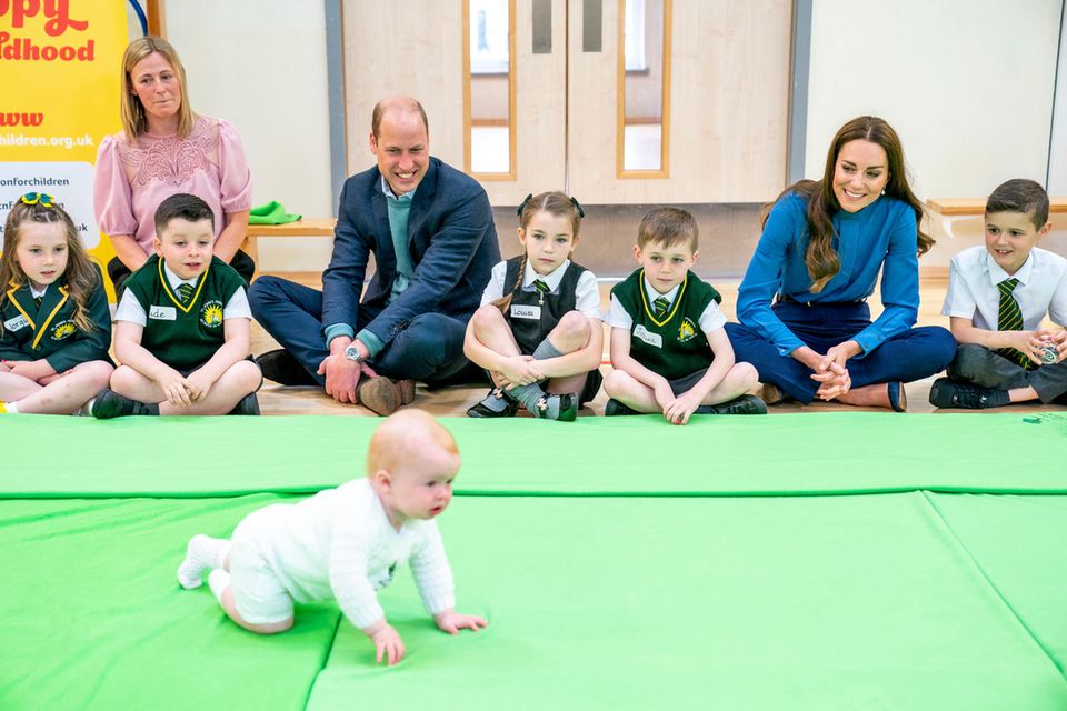 Prinz William und Herzogin Catherine lernen mit den Schüler:innen der St. John's Grundschule in Port Glasgow von Baby Saul Molloy.