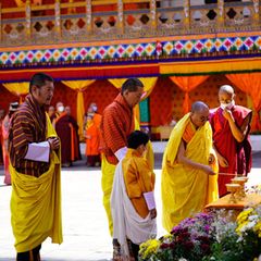 Bhutan Royals: König Jigme, Drachenprinz Gyalsey Jigme, Mönche