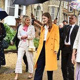 Im Rahmen der Wirtschaftsmission in Grossbritannien stattet Prinzessin Astrid ihrer Nichte Prinzessin Elisabeth einen Besuch an der Elite Universität in Oxford ab und bekommt selbstverständlich eine persönliche Führung. Trotz des englischen Regenwetter strahlt die 20-Jährige mit einem knalligen orangefarbenen Mantel. Auch ihre Tante Astrid entscheidet sich für einen frühlingshaften Look und kombiniert zu ihrem karierten Hosenanzug eine pinke Schluppenbluse.